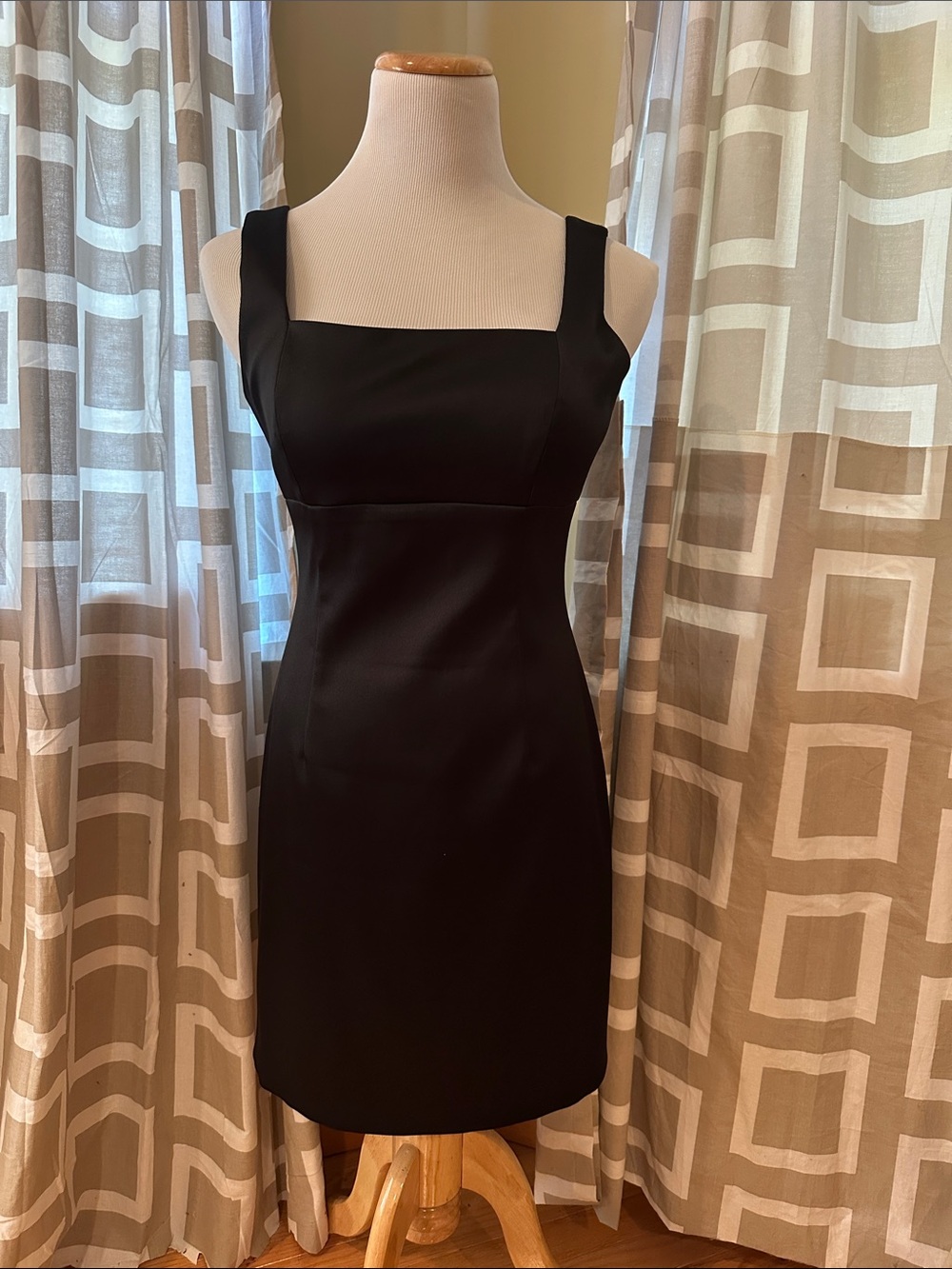 Laundry by Shelli Segal Square Neck Little Black Cocktail Dress Sheath - Size 6
